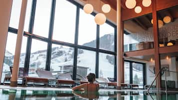 Piscina interna, funciona das 8h às 20h, espreguiçadeiras