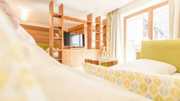 Junior-Suite (HERZ KÖNIG) | Wohnbereich | Fernseher, Kinderspielzeug, Fußbodenheizung