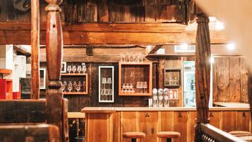 2 Bars/Lounges