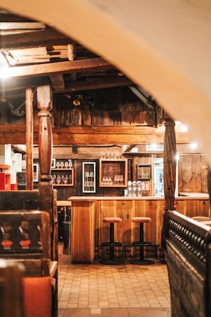 2 bars/lounges