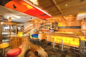 2 bars/lounges