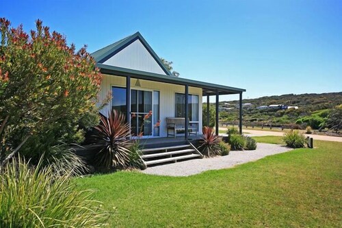 Relax and unwind in this cosy studio by the river.