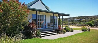 Relax and unwind in this cosy studio by the river.