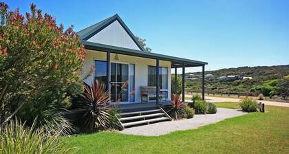 Relax and unwind in this cosy studio by the river.