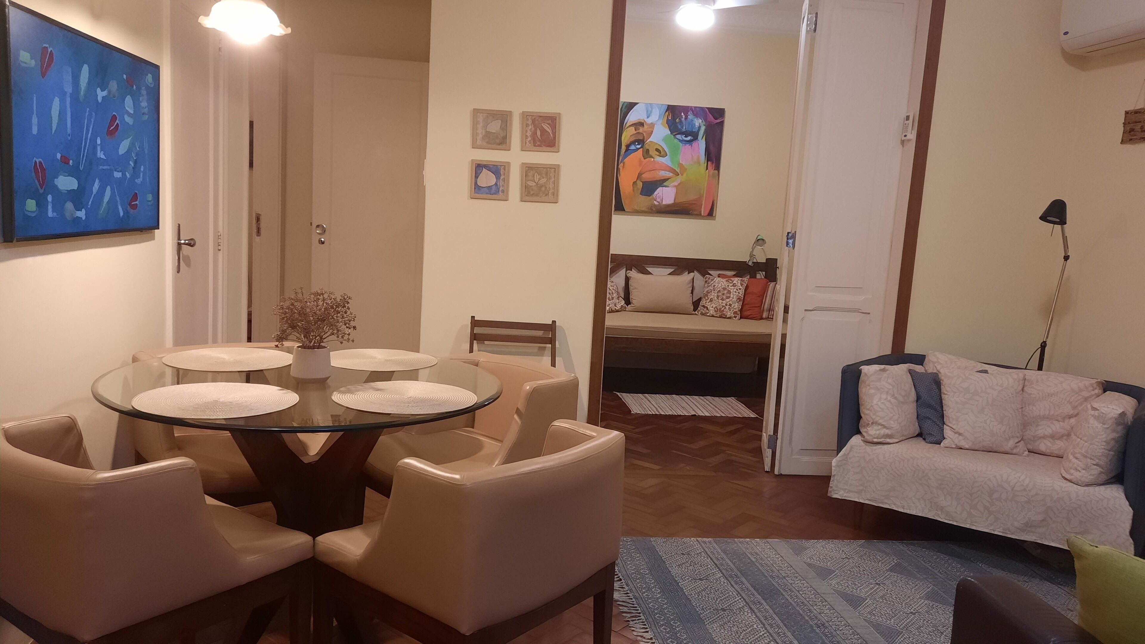 SALA DE JANTAR E DE ESTAR AMPLA E ACONCHEGANTE COM AR CONDICIONADO SPLIT E TV