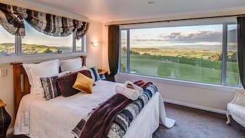 2 bedrooms, desk, Internet, bed sheets