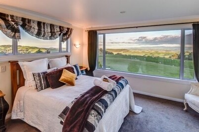 Waitomo Boutique Lodge has everything - Stunning 360' Views, Luxury and comfort.