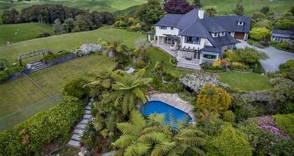 Waitomo Boutique Lodge has everything - Stunning 360' Views, Luxury and comfort.