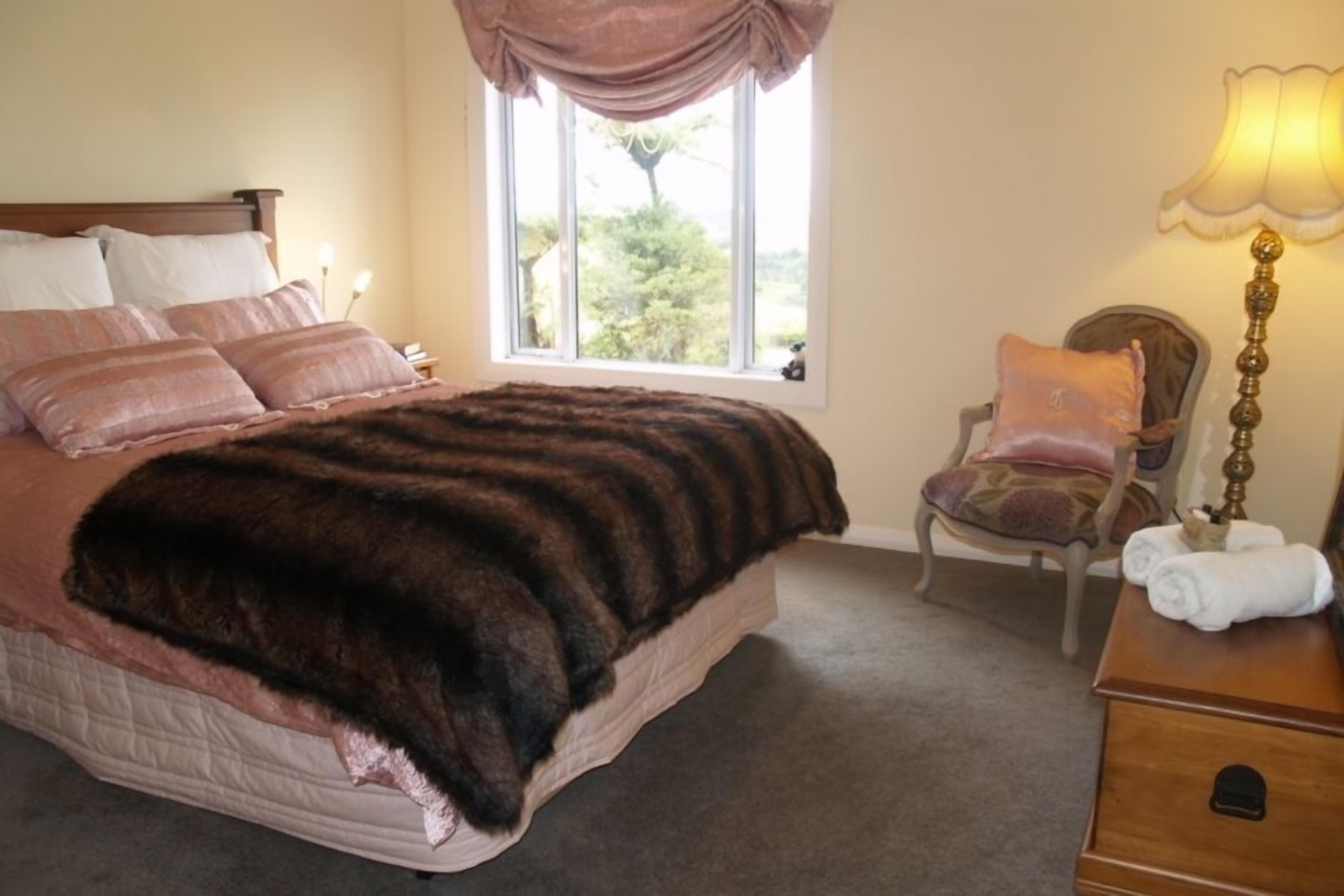 2 bedrooms, desk, internet, bed sheets