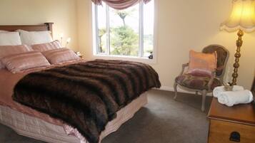 2 bedrooms, desk, Internet, bed sheets