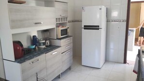 Geladeira, micro-ondas, cooktop, liquidificador