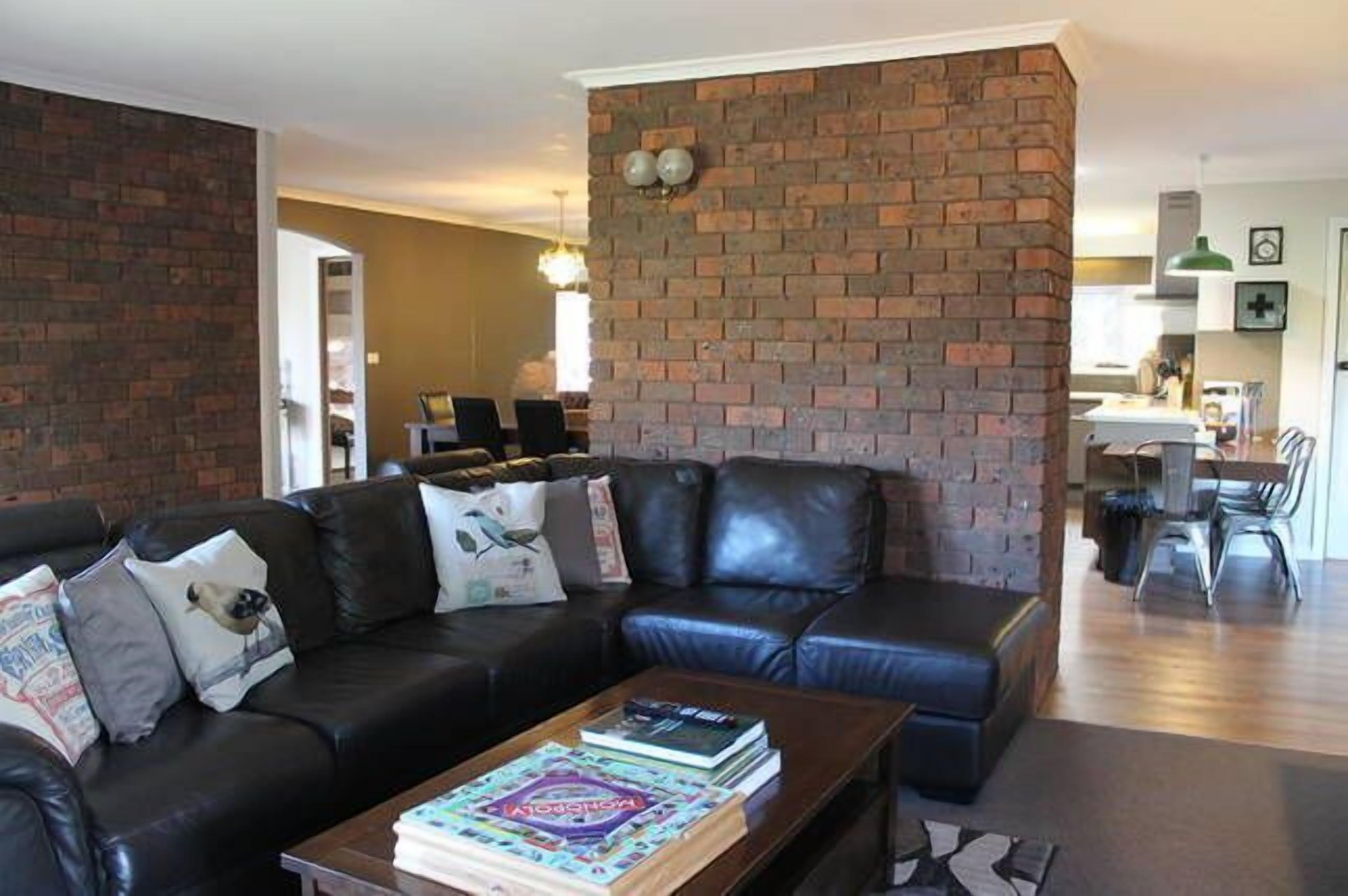 Large Modern 4-bedroom house, Located near the Town Centre.