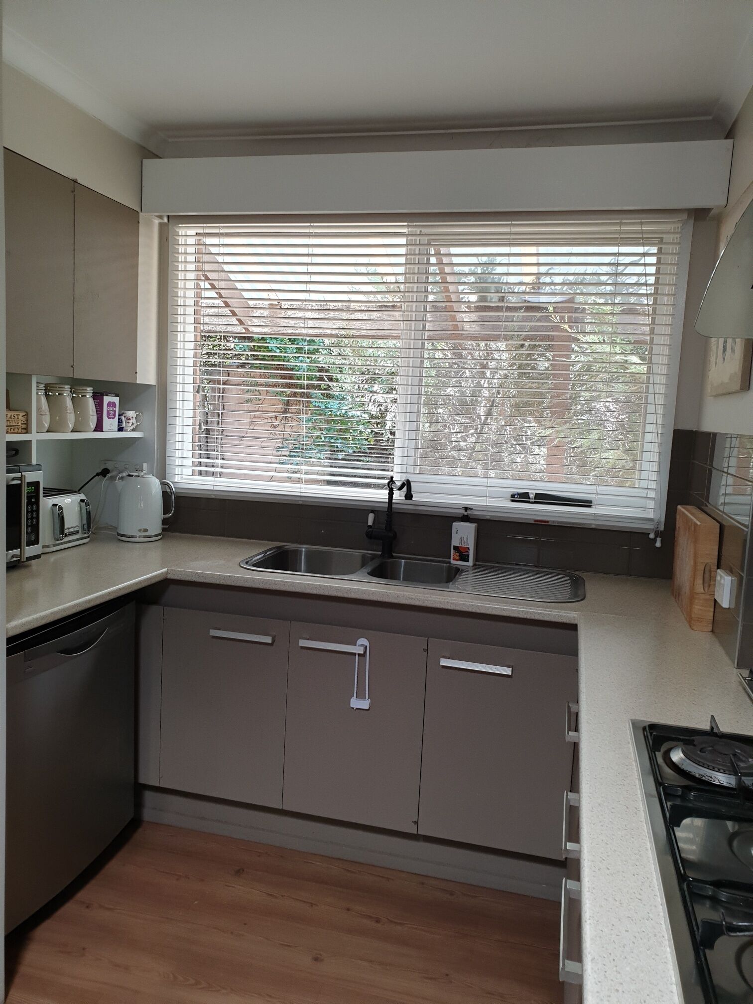 Large Modern 4-bedroom house, Located near the Town Centre.