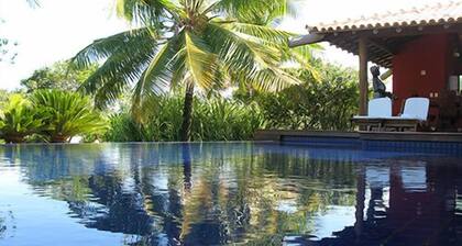 Scenic Waterfront Villa - Piscine à débordement et paysage tropical