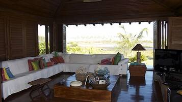 Televisor, reproductor de DVD, taula de tennis de taula i llibres