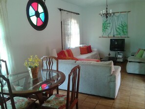 Televisie, boeken en een stereo