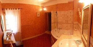 A bathroom with a bathtub, a sink, and a shower. - La Royante (Aubagne)