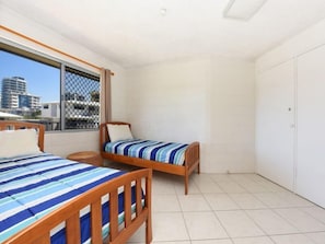 2 bedrooms, iron/ironing board, WiFi