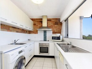 Fridge, microwave, oven, stovetop - Prime position within walking distance to Patrolled beach & all other amenities (Maroochydore)