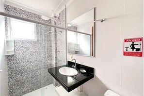 Shower, hair dryer, toilet paper - EXCELLENT APARTMENT 41 - SEA VIEW, TWO PARKING SPACES, ABSOLUTE HYGIENE, WE HAVE OTHER OPTIONS. (Ubatuba)