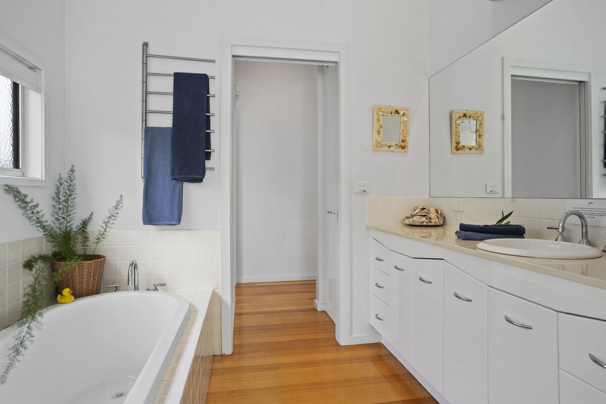 Dolphin View Beach House — image 5