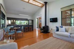 Smart TV, fireplace - Noosa Lakehouse 2 Bedroom (1 Bedroom lockoff) Noosa's favourite lake retreat (Sunshine Coast)