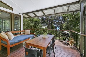 Outdoor dining - Noosa Lakehouse 2 Bedroom (1 Bedroom lockoff) Noosa's favourite lake retreat (Sunshine Coast)