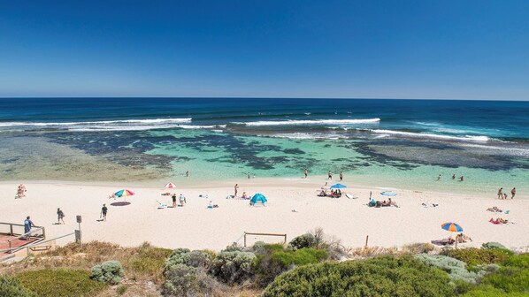 على الشاطئ، مظلات الشاطئ