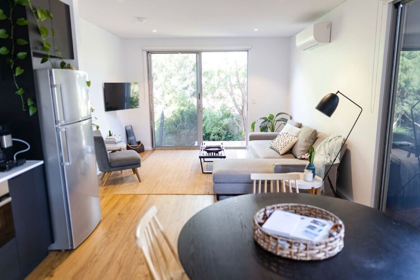 Smart TV, Netflix, streaming services, stereo