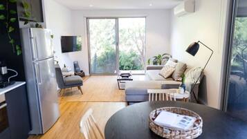 Smart-TV, Netflix, Streaming-Dienste, Stereoanlage