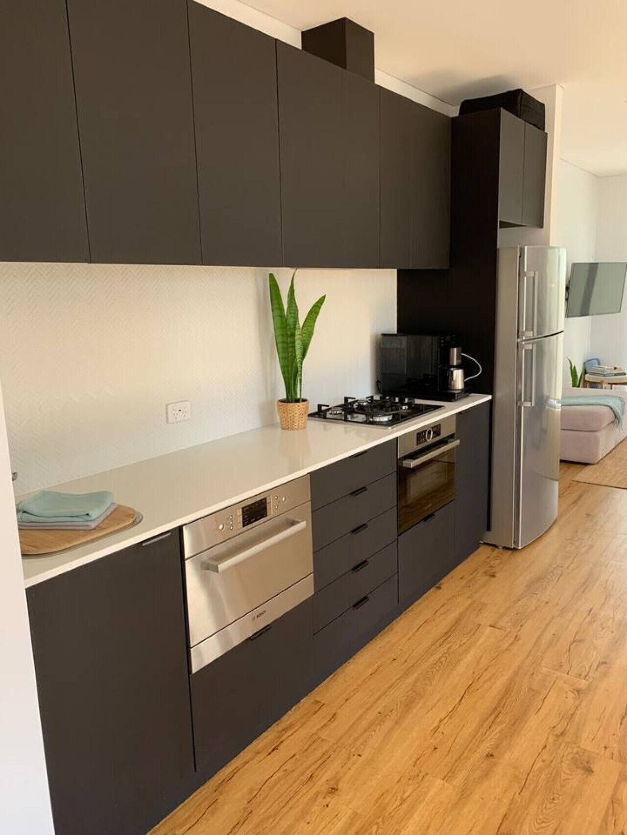 Grand réfrigérateur, micro-ondes, four, plaque de cuisson