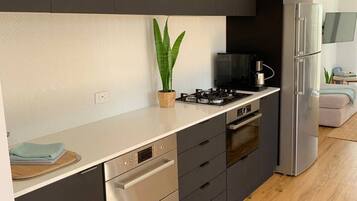 Grand réfrigérateur, micro-ondes, four, plaque de cuisson