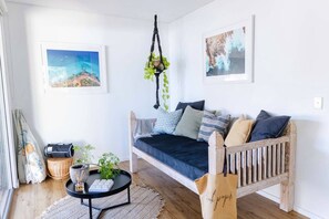 Smart TV, Netflix, streaming services, stereo