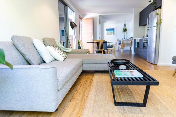 Smart TV, Netflix, streaming services, stereo