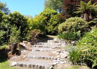 Marlborough Sounds relaxation with great views: close to Queen Charlotte walkway