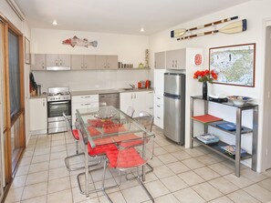 Fridge, microwave, oven, stovetop - Seacove on the beach (Rosebud 3939)