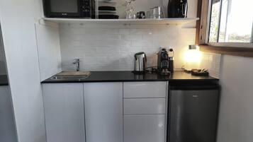 Kühlschrank, Mikrowelle, Wasserkocher mit Kaffee-/Teezubehör