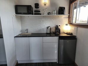 Kjøleskap, mikrobølgeovn, kaffetrakter/tekoker og vannkoker