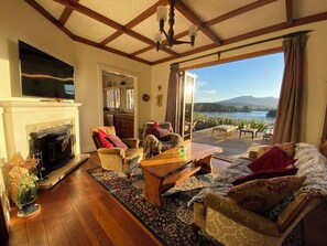 Fernseher, Kamin, Stereoanlage