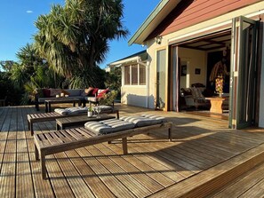 Terrace/patio - Raglan Farmhouse, Amazing Sunsets from massive deck, Spa & Pool (Raglan)