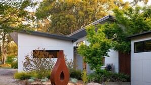 Exterior - Casa Lagrima - Outdoor Jacuzzi - Bush Views (HEPBURN)