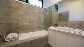 Combined shower/bathtub, hair dryer, towels - Casa Lagrima - Outdoor Jacuzzi - Bush Views (HEPBURN)