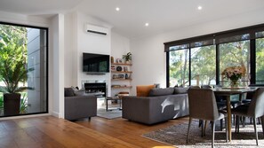 Smart TV, stereo - Casa Lagrima - Outdoor Jacuzzi - Bush Views (HEPBURN)