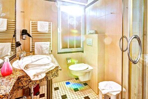 A bathroom with a sink, mirror, towel rack, and a window with blinds. - Hotel Muschinsky (Bad Lauterberg)