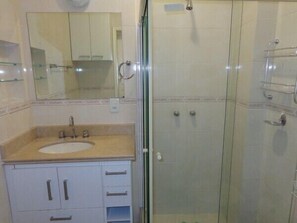 Dusche, Haartrockner, Seife, Toilettenpapier