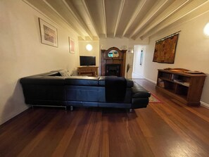 Smart TV, books, stereo - The Morgano's Star - stylish one bed apartment in South Fremantle (south fremantle)