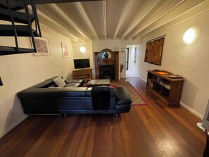 Smart TV, books, stereo - The Morgano's Star - stylish one bed apartment in South Fremantle (south fremantle)