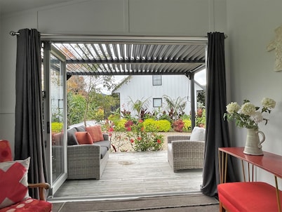 The Abbey - Gorgeous Living In the Village