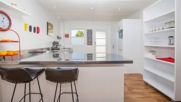 Een koelkast, een magnetron, een oven, een kookplaat