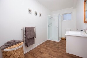 Douche, séchoir à cheveux, serviettes fournies, savon